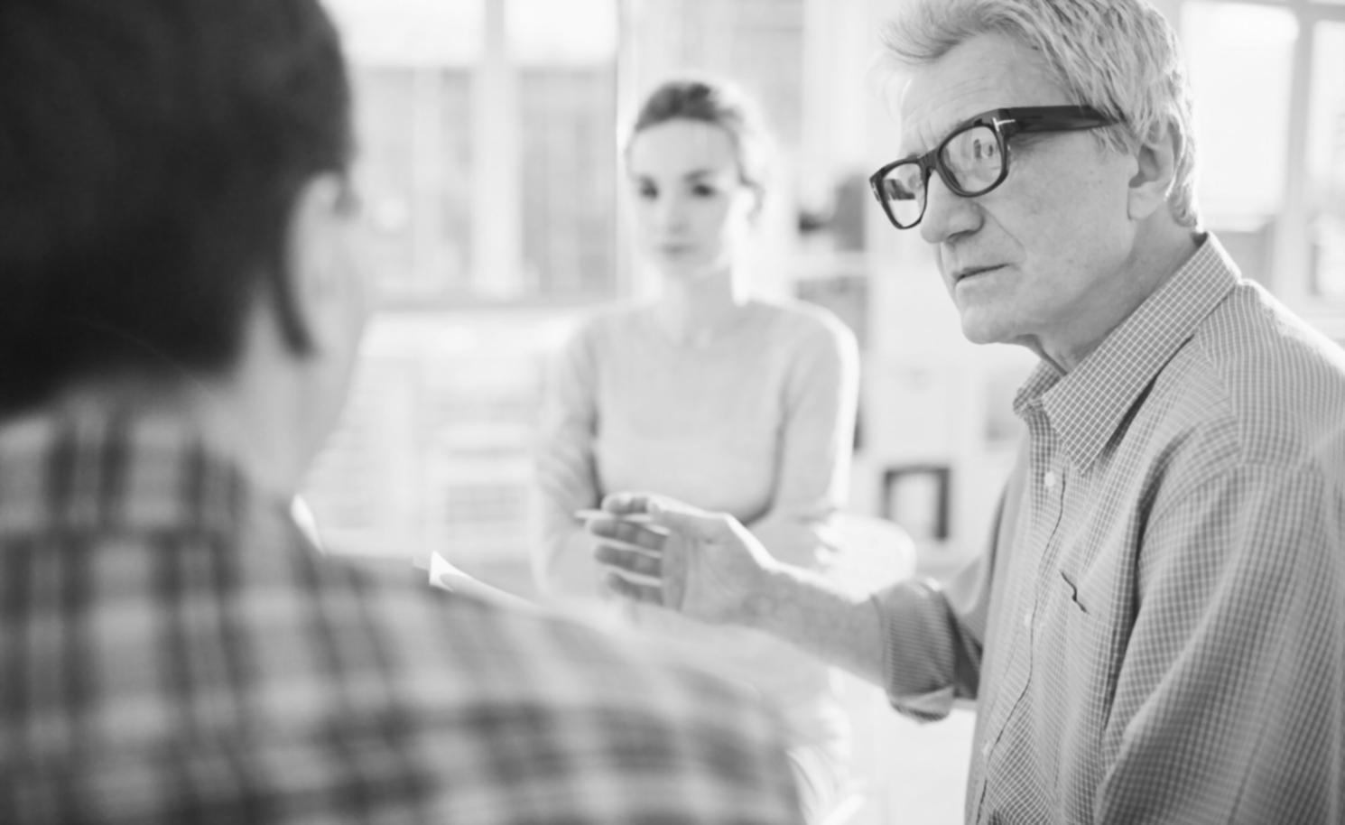 Professionelle Finanzberatung in modernen Büroräumen